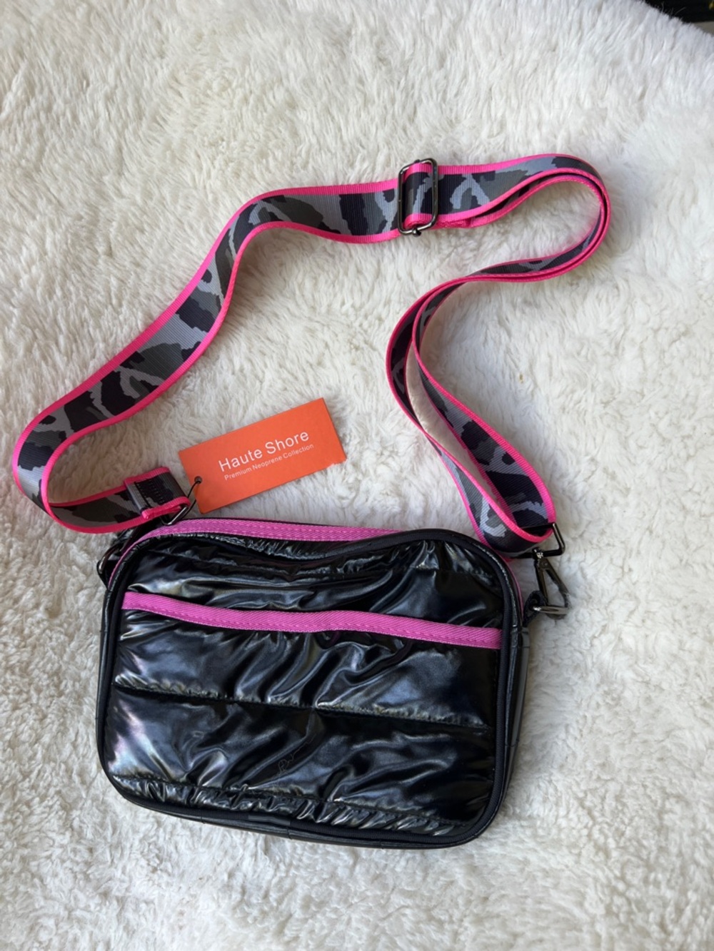 Haute Shore Drew Neoprene Crossbody Black Puffer Bag Pink piping camo strap NEW
